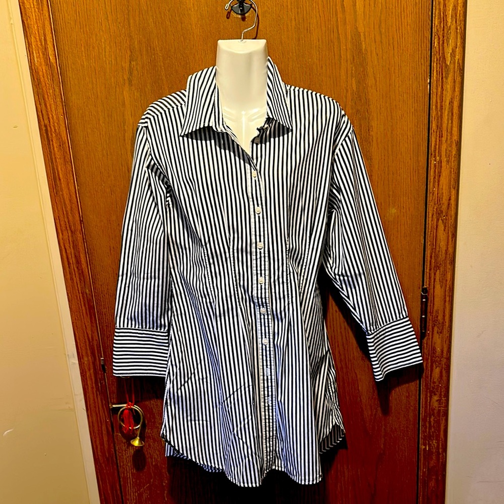 GAP Black and White Striped dress Shirt medium petite button down